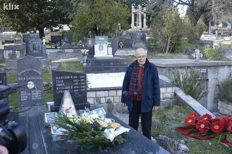 Rade Aleksić na grobu sina Srđana (Foto: G. Š./Klix.ba)