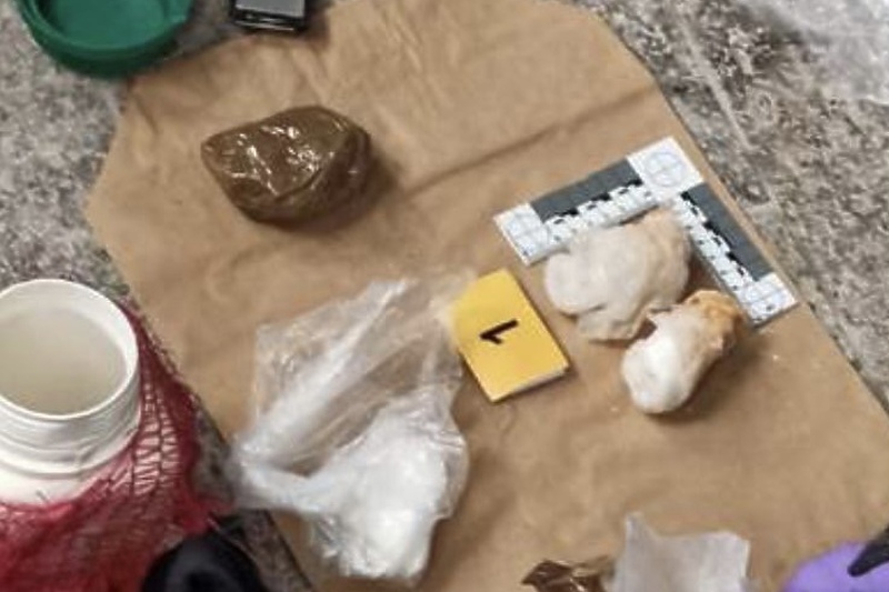 Oduzeto i 200 grama materije koja asocira na kokain (Foto: SIPA)