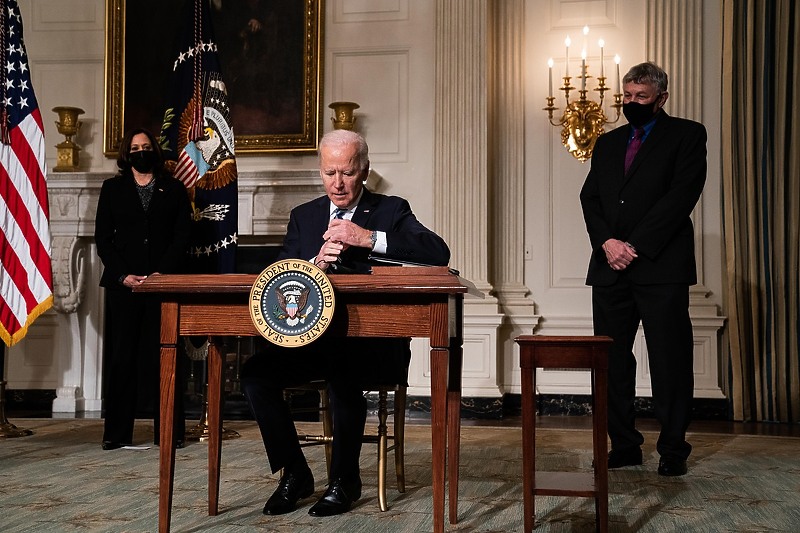 Biden na potpisu uredbi (Foto: EPA-EFE)