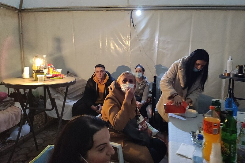 Medicinski radnici petu noć ispod šatora  u Mostaru (Foto: G. Š./Klix.ba)