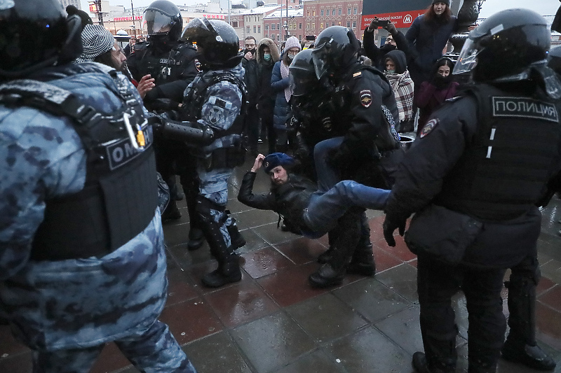 Policija hapsi demonstrante (Foto: EPA-EFE)