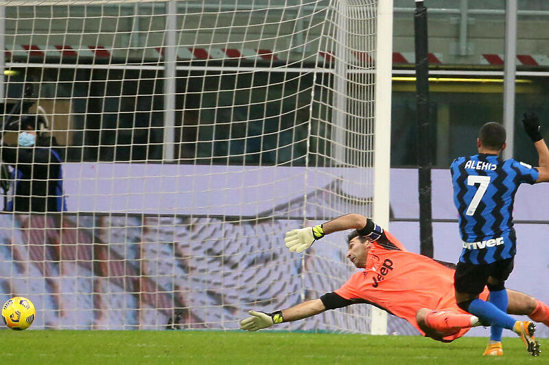 Buffon je psovao nakon pogotka Lautara Martineza (Foto: EPA-EFE)