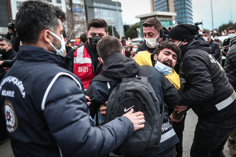 Policija na sve načine nastoji ugušiti proteste (Foto: EPA-EFE)