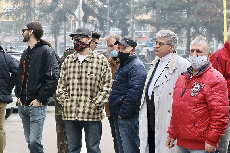 Manja grupa građana okupila se ispred zgrade SodaSo u Tuzli (Foto: A. K./Klix.ba)