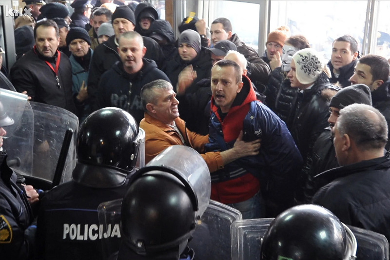 Sakib Kopić (u narandžastoj jakni) tokom demonstracija u februaru 2014. (Foto: Arhiv/Klix.ba)
