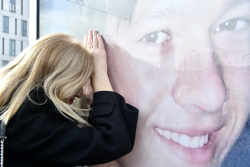 Majka Denisa Mrnjavca na današnjem obilježavanju godišnjice smrti (Foto: D. S./Klix.ba)