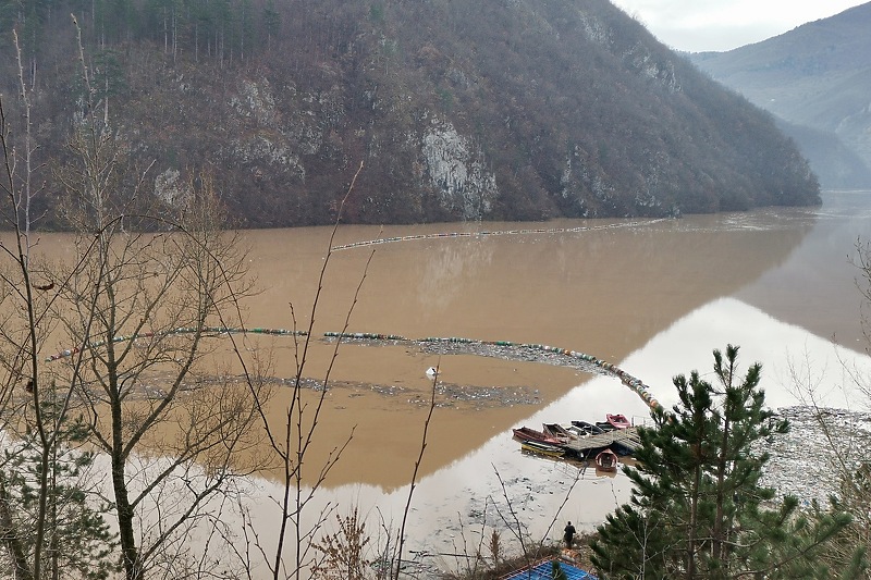 Pukla lančanica na Drini, plutajući otpad bi mogao ugroziti rad Hidroelektrane Višegrad