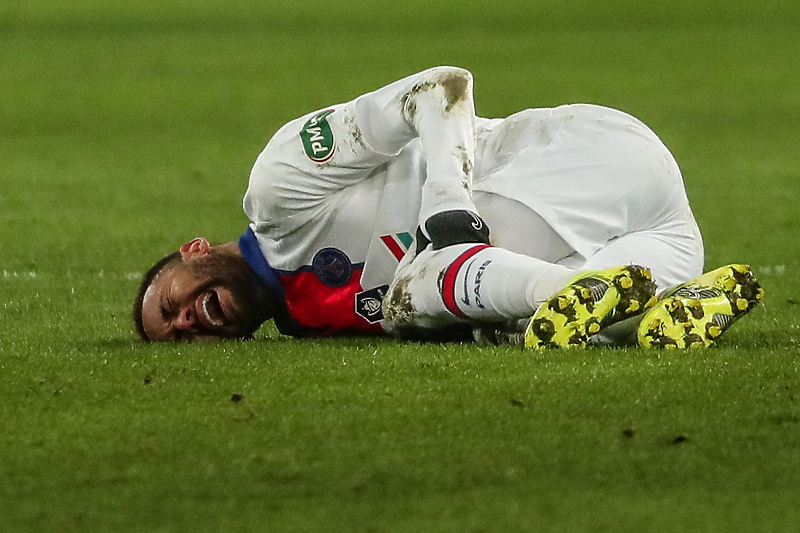 Neymar neposredno nakon što je dobio udarac (Foto: EPA-EFE)