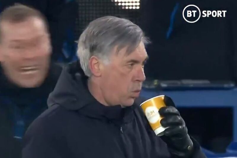 Ancelotti je nonšalantno pokušavao ohladiti svoju kafu koju je imao u ruci (Foto:Screenshot)