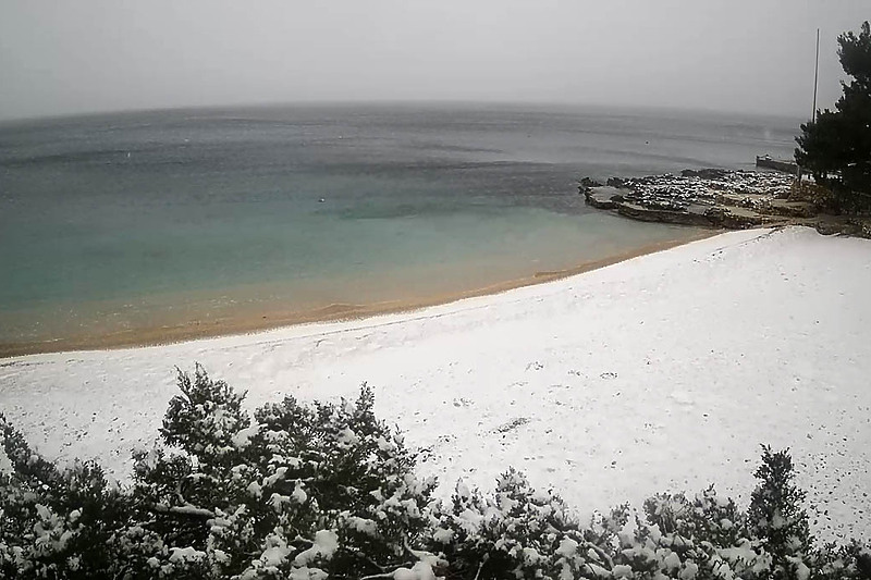 Plaža na Hvaru prekrivena snijegom (Foto:Screenshot)