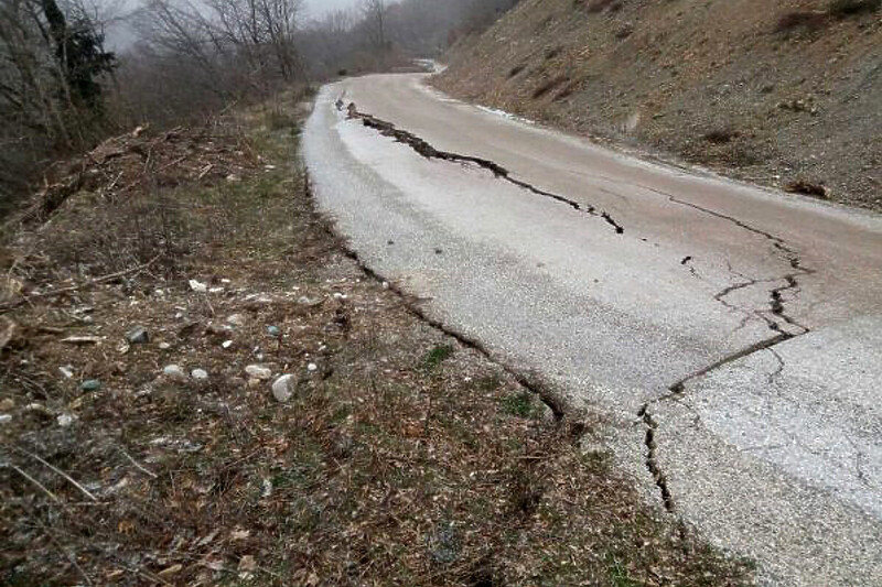 Odroni na cesti Foča - Šćepan Polje: Vožnja veoma rizična, kamioni ne mogu proći
