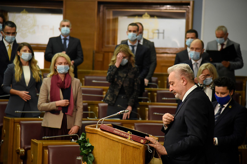 Premijer Zdravko Krivokapić polaže zakletvu prilikom formiranja vlade (Foto: EPA-EFE)