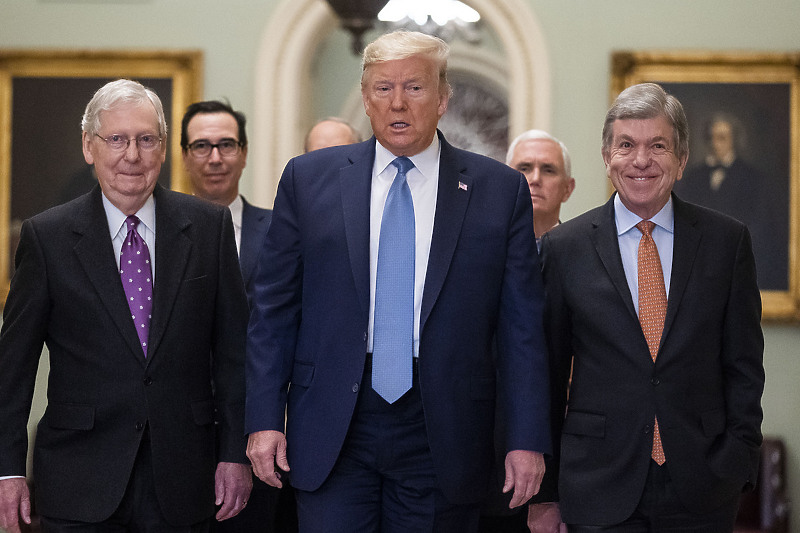 Mitch McConnell (lijevo), Donald Trump i Roy Blunt (desno) (Foto: EPA-EFE)