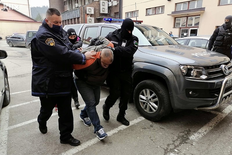 Privođenje uhapšenih u Upravu policije u Tuzli (Foto: Klix.ba)