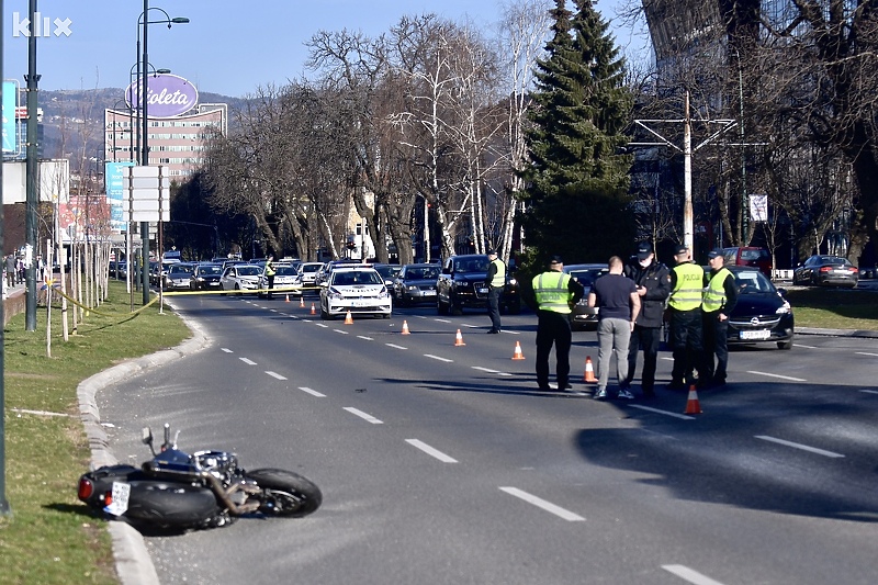 Motociklista je prevezen u bolnicu na ukazivanje pomoći (Foto: T. S./Klix.ba)
