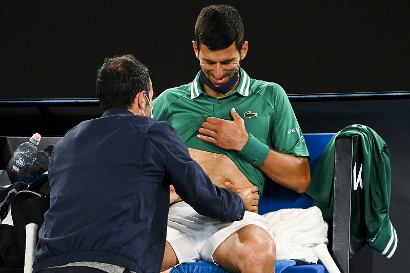 Đoković se povrijedio tokom meča šesnaestine finala Australian Opena (Foto: EPA-EFE)