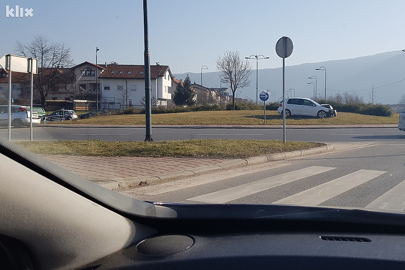 U Sokolović Koloniji se sudarila dva vozila (Foto: Čitatelj)