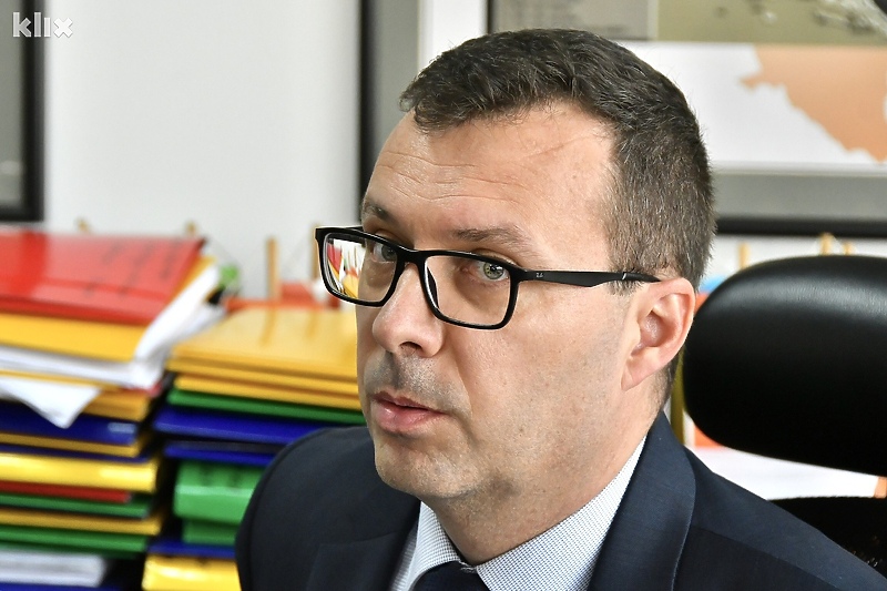 Ministar Džindić u svom kabinetu (Foto: I. Š./Klix.ba)