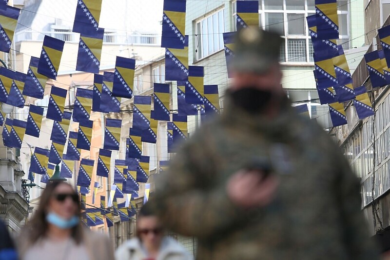 Ulice Sarajeva ukrašavaju se plavo-žutim zastavicama pred Dan nezavisnosti