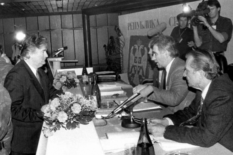 Karadžić i Krajišnik u razgovoru tokom zasjedanja NSRS-a