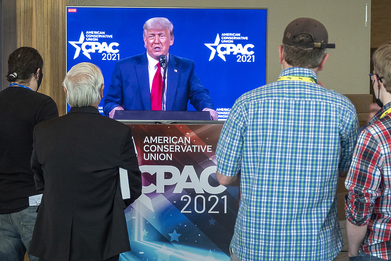 Trumpove pristalice prate TV prijenos njegovog govora (Foto: EPA-EFE)