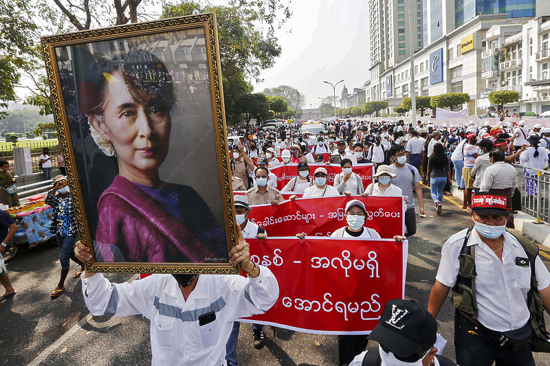 Veliki broj demonstranata i danas se okupio u gradu Jangonu (Foto: EPA-EFE)