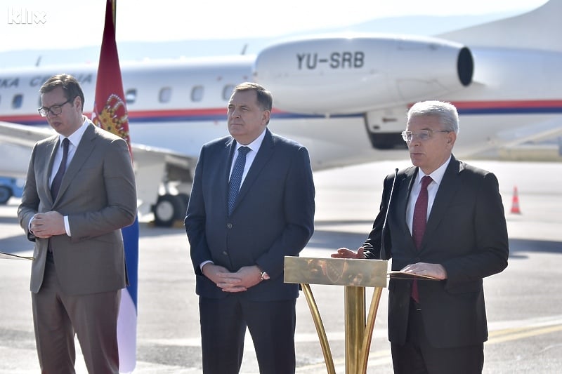 Detalj sa jučerašnje primopredaje donacije vakcina iz Srbije (Foto: T. S./Klix.ba)