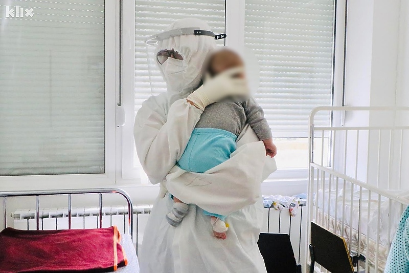 Jedan od pacijenata u rukama tuzlanske medicinske radnice (Foto: A. K./Klix.ba)