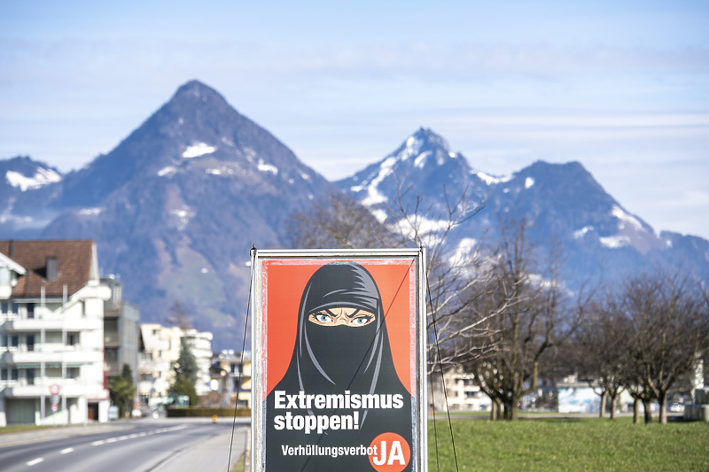 Poster u Švicarskoj kojim se protivi nošenju burke u javnosti (Foto: EPA-EFE)