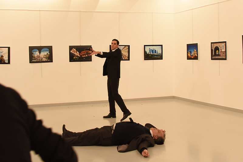 Trenutak nakon ubistva ruskog ambasadora (Foto: EPA-EFE)