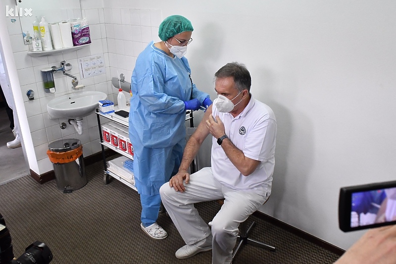Prvi je vakcinu primio infektolog Opće bolnice Ednan Drljević (Foto: D. S./Klix.ba)