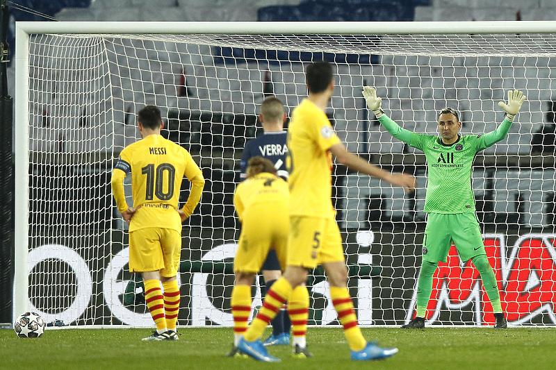 Messi se priprema za izvođenje penala protiv PSG-a (Foto: EPA-EFE)