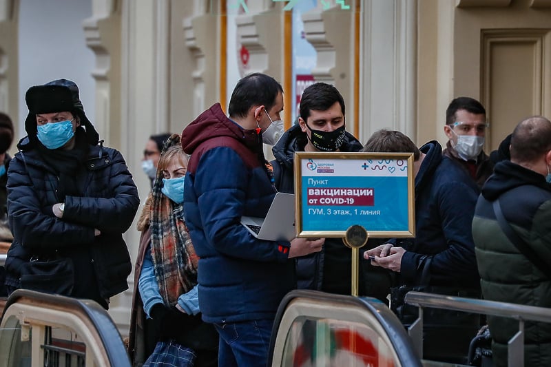 Građani u Moskvi čekaju u redu za vakcinaciju (Foto: EPA-EFE)