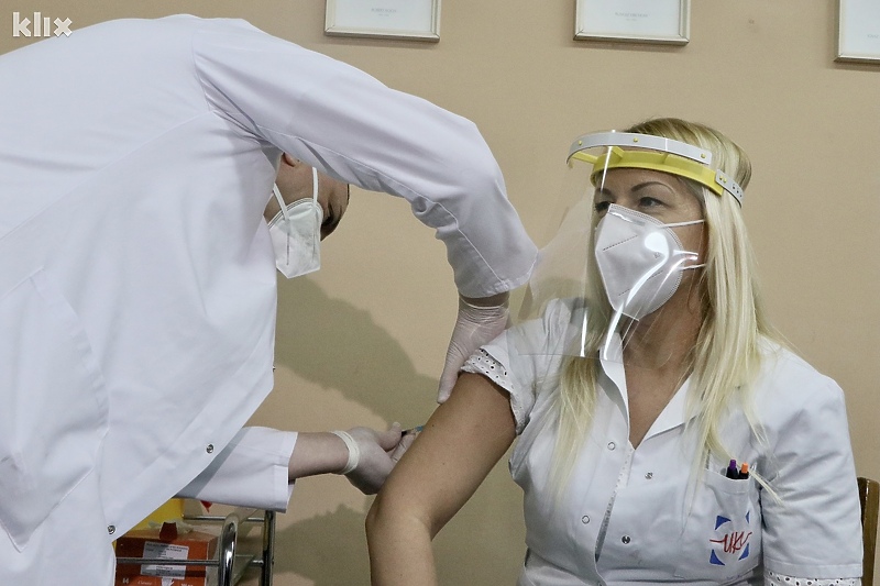 Jasmina Bošnjić prilikom primanja vakcine protiv korone (Foto: A. K./Klix.ba)