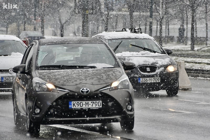 Snijeg otežao saobraćaj (Foto: I. Š./Klix.ba)