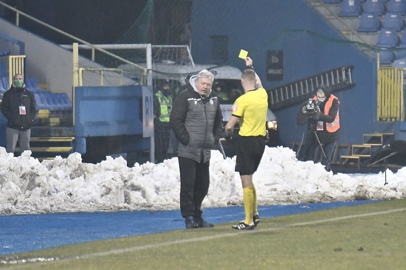 Amar Osim je zaradio i žuti karton zbog prigovora (Foto: T. S./Klix.ba)