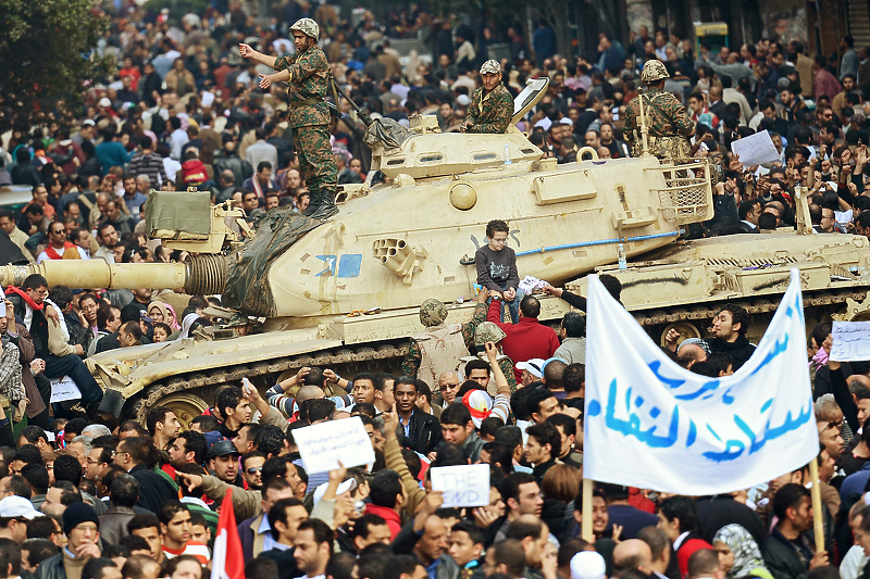 Jedna od najpoznatijih fotografija tokom revolucije u Egiptu 2011. godine (Foto: EPA-EFE)