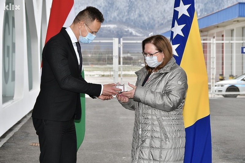 Peter Szijjarto i Ankica Gudeljević na sarajevskom aerodromu (Foto: I. Š./Klix.ba)