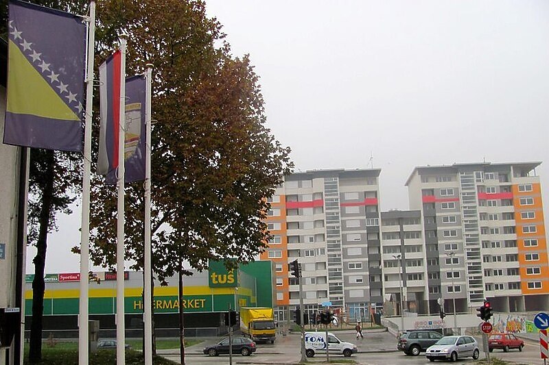Na jednom od jarbola ispred Gradske uprave Istočnog Sarajeva bila zastava BiH (Foto: Klix.ba)