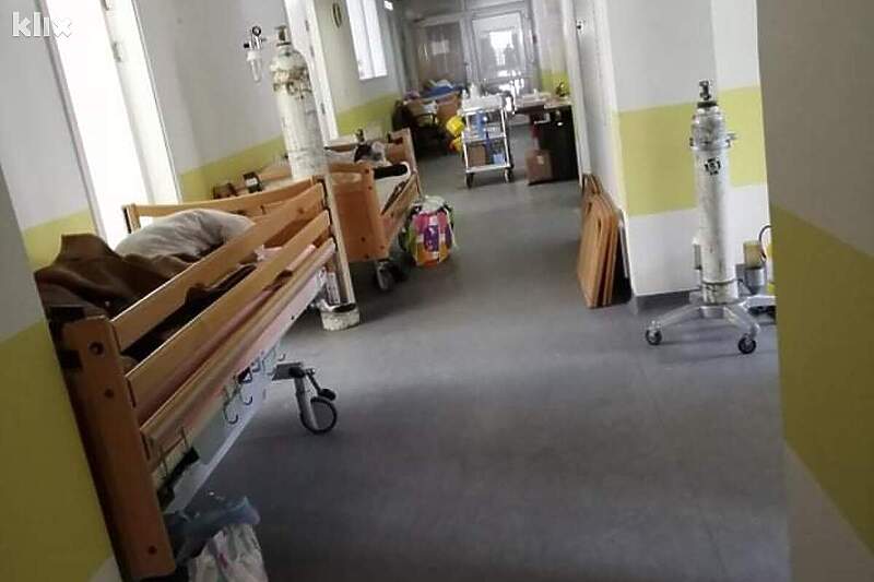 Kreveti i u hodniku u goraždanskoj bolnici