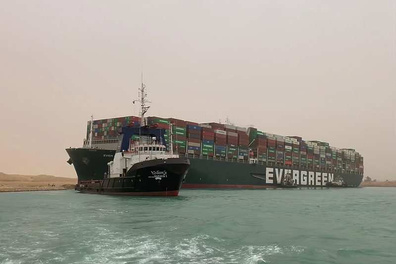 Brod danima blokira najvažniji transportni pravac (Foto: EPA-EFE)