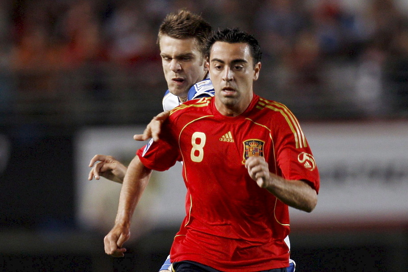 Xavi u duelu s Misimovićem u Murciji (Foto: EPA-EFE)