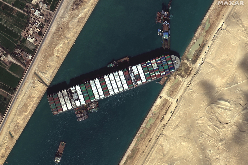 Brod kompanije Evergreen od 23. marta stoji zaglavljen u Sueskom kanalu (Foto: EPA-EFE)