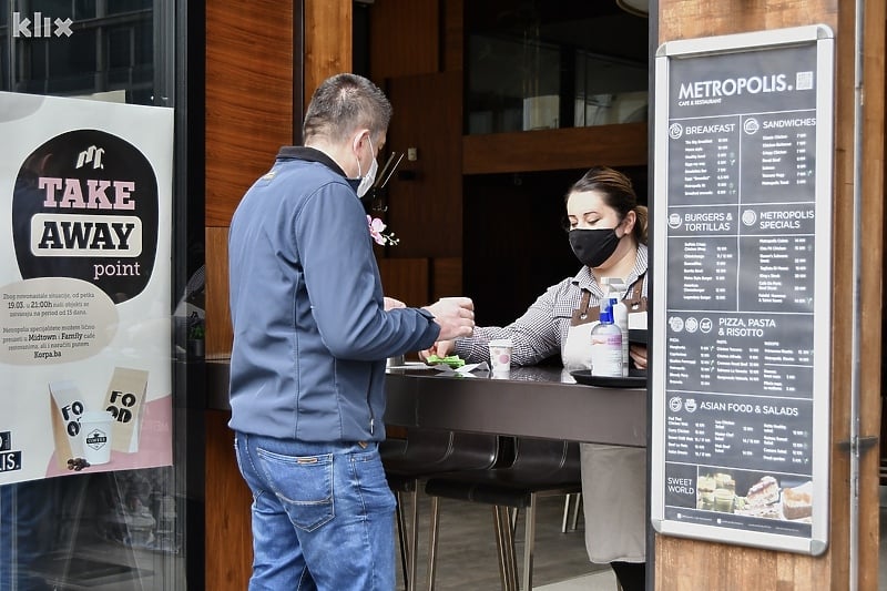 Nešto veću zaradu imaju ugostitelji koji prodaju hranu (Foto: I. Š./Klix.ba)