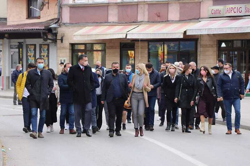 Koalicija Naša travnička priča tokom današnje šetnje u Travniku (Foto: Agencija DAN)