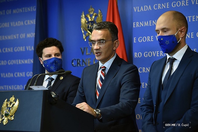 Vladimir Leposavić (u sredini) Foto: Vlada Crne Gore