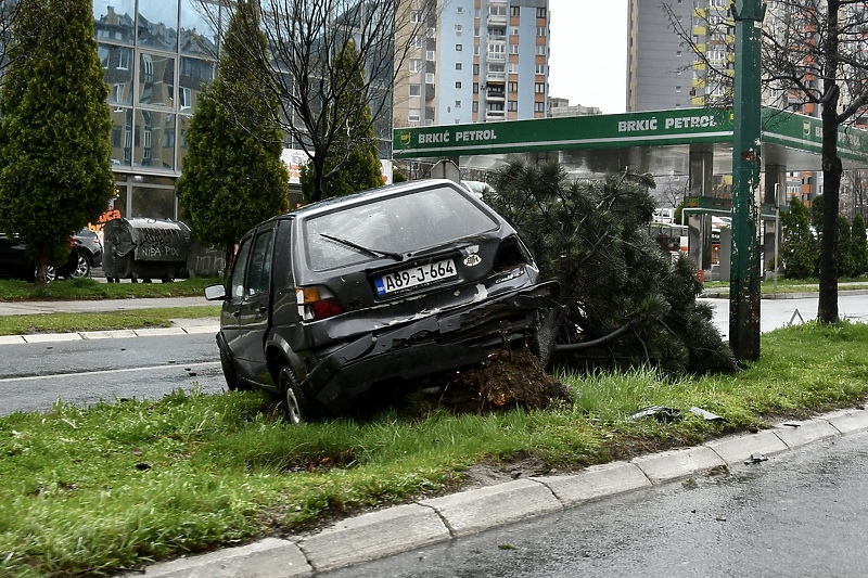 Saobraćajna nesreća u sarajevskom naselju Saraj-Polje (Foto: D. S./Klix.ba)