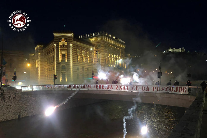 Bordo pristalice su na nekoliko gradskih mostova okačile prigodne parole (Foto:UNFKS - Horde zla)