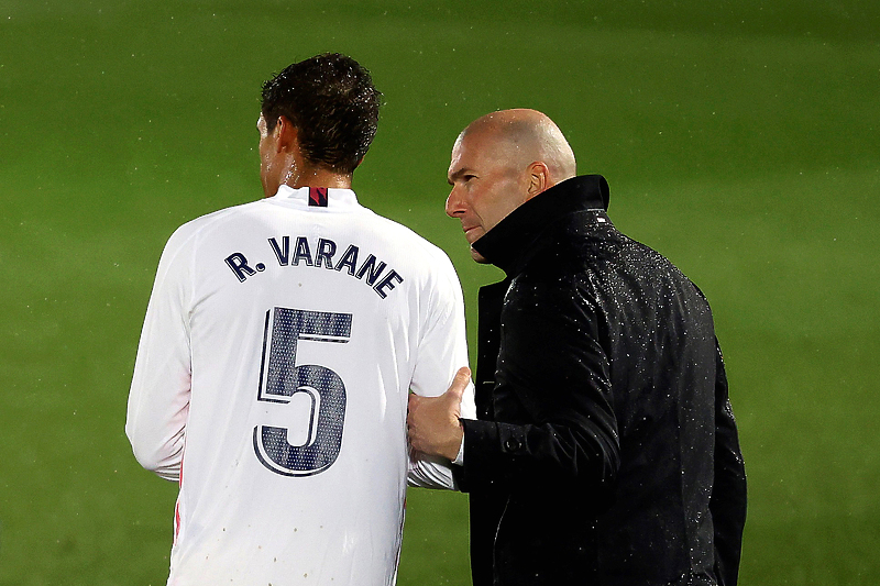 Raphael Varane i Zinedine Zidane (Foto: EPA-EFE)