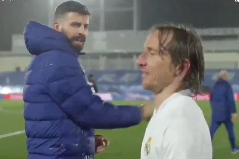 Trenutak kada su Pique i Modrić razmijenili riječi (Foto: Screenshot)